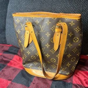 Louis Vuitton petite bucket bag